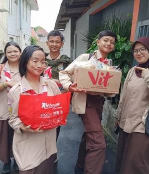 SMA Kosgoro Bogor Mengadakan Program Satu Telur Satu Susu untuk Posyandu Bantarjati