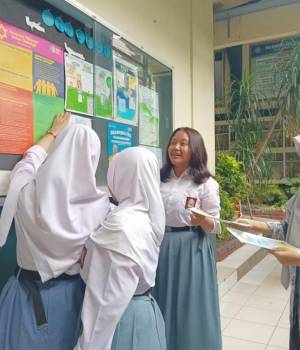 Antusias Siswa-Siswi SMA Kosgoro Bogor Mengisi Mading Adiwiyata