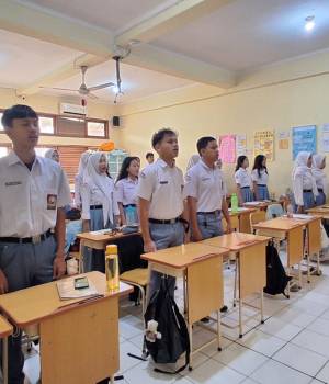 Menyanyikan lagu kebangsaan Indonesia Raya merupakan salah satu pembiasaan di SMA Kosgoro Kota Bogor