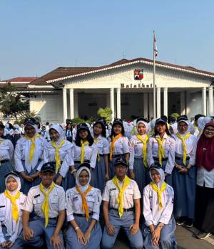 PMR Unit SMA Kosgoro Kota Bogor mengikuti Apel HUT PMI ke-81 Tahun di halaman Balai Kota Bogor